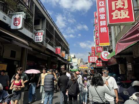 国华街美食小吃吸引许多游客