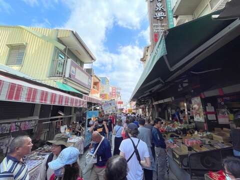 游客来安平老街逛街采购