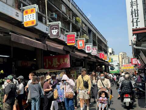 国华街小吃店人潮络绎不绝