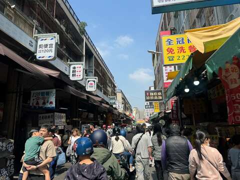 国华街连假爆满来寻找台南美食的饕客