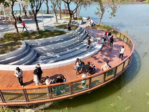 无障碍水岸步道