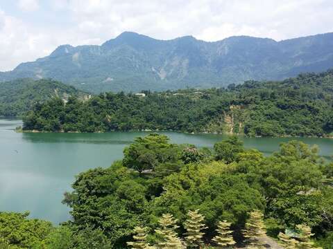 台南山区旅游资源相当丰富，可登高远眺山水美景