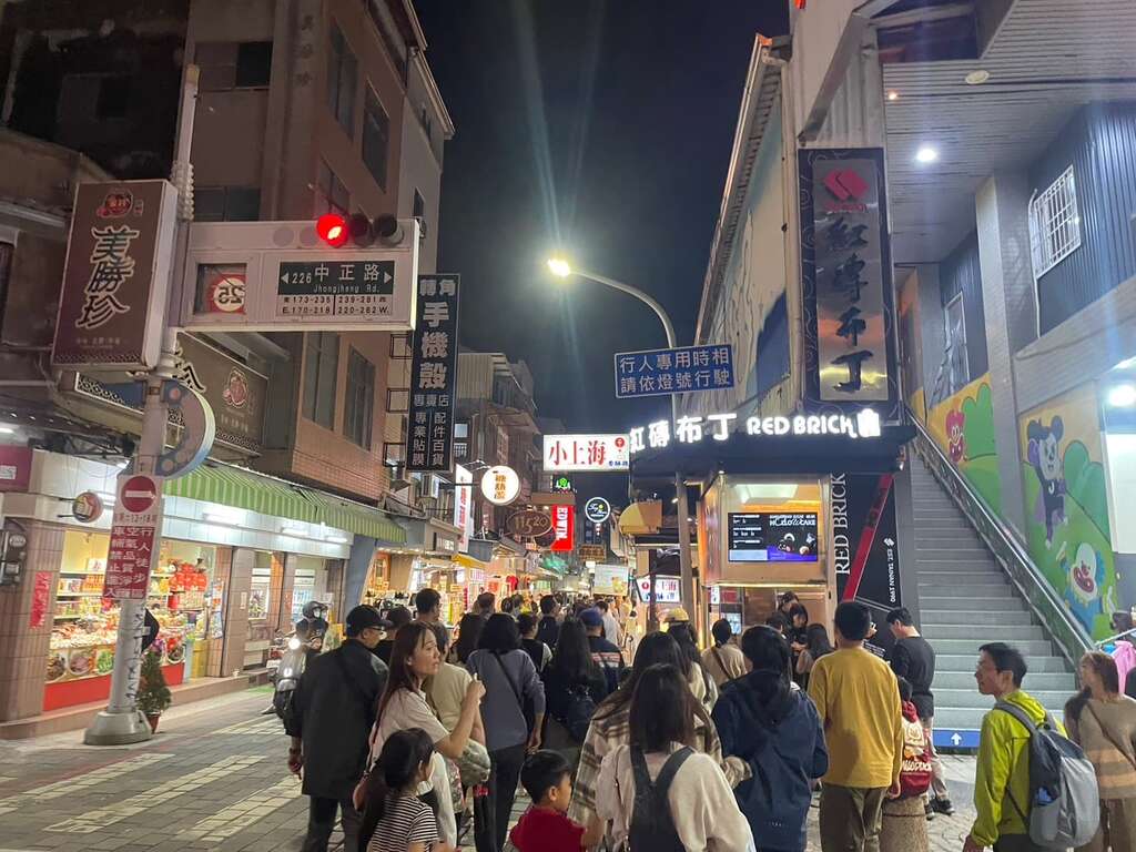 国华商圈夜晚吃美食人潮