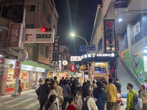 国华商圈夜晚吃美食人潮