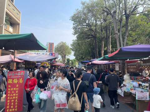 安平老街逛街人潮