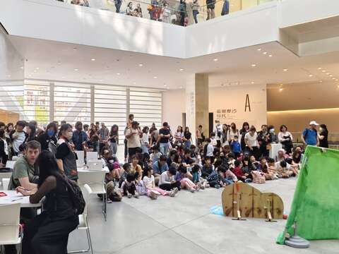 小朋友专心在台南美术馆听导览