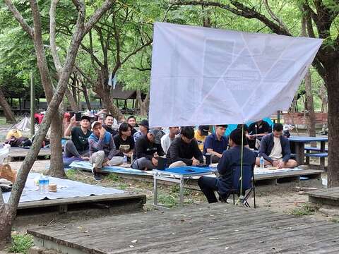 大学生在虎头埤风景区准备露营