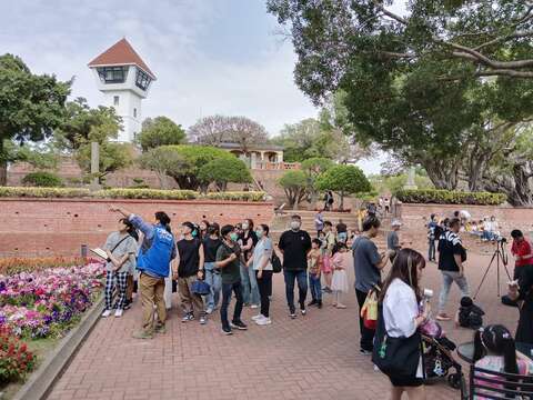 游客在安平古堡观赏古蹟