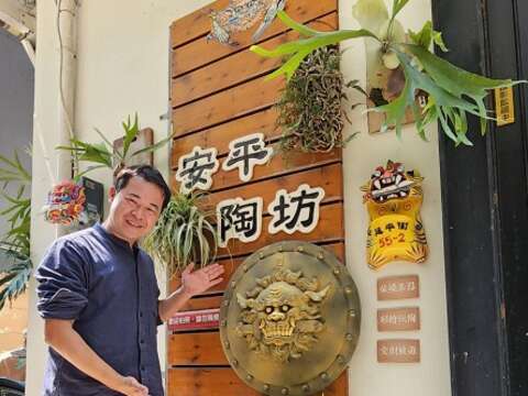 宋健诚欢迎大家斗阵来安平砌陶。（郑佩雯拍摄）