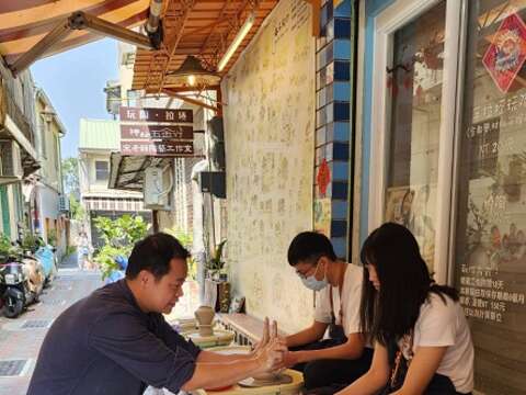 宋健诚指导游客手拉坯，打造独一无二的纪念品，也让生活艺术化、艺术生活化。（郑佩雯拍摄)