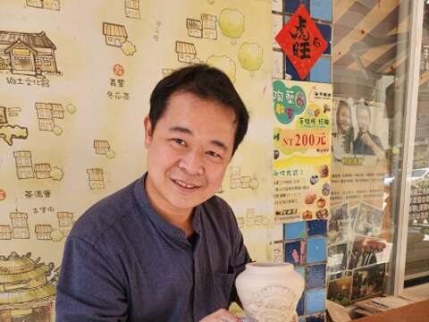 宋健诚示范手拉胚创作。（郑佩雯拍摄）