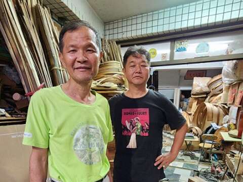 荣木桶行现由第三代王开弘（左）与王炳文（右）兄弟延续家业。（郑佩雯拍摄）