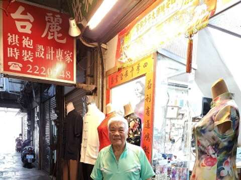 郑道莹设计缝制手工旗袍及各式时装逾60年，热情又敬业。（郑佩雯拍摄）