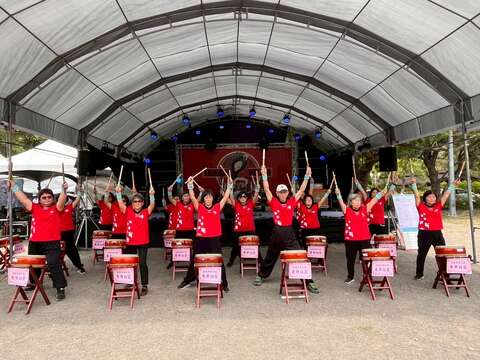 「新化东荣社区关怀据点-乐龄太鼓队」表演