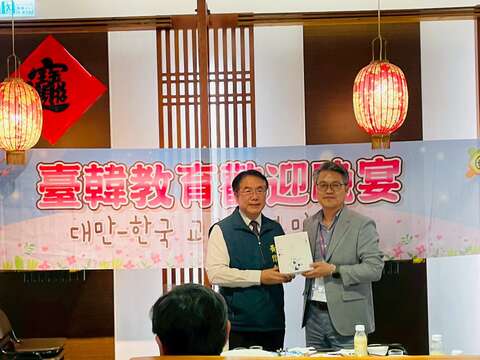 台南市长黄伟哲致赠台南特色伴手礼，向韩国教育旅行师长参访团表达诚挚欢迎与交流诚意