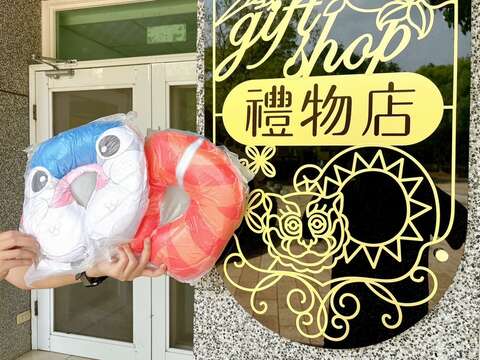 鱼头君U型记忆枕在新化虎头埤在地特产展售中心贩售