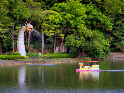 虎头埤脚踏船游湖(南市观旅局提供)