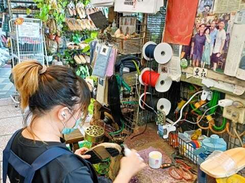 木屐制作的技艺今已传承给第四代郭品娴。（张耘书拍摄）