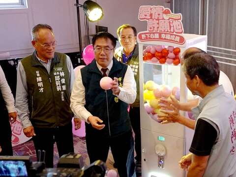 市长体验幸福扭蛋机活动