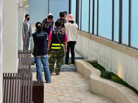 稽查人员逐一仔细巡检旅宿业室内外空间，积极防范登革热疫情发生，以确保旅客健康及公共卫生