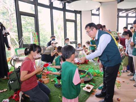 市长亲切发放礼物给参与活动小朋友