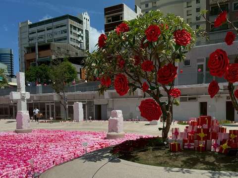 「爱情许愿池」布满了粉红泡泡球，并设有「玫瑰花拍照打卡区」