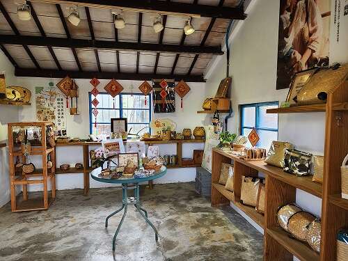 「蔺草工坊」在三合院里展示多种蔺编作品,可供游客参观选购及体验DIY课程。(郑佩雯拍摄)