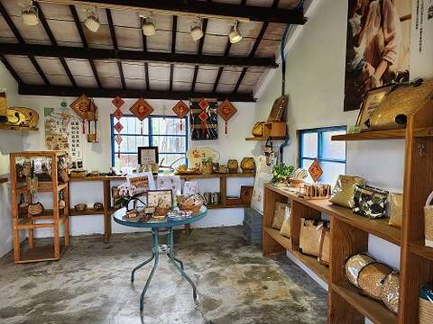 「蔺草工坊」在三合院里展示多种蔺编作品，可供游客参观选购及体验DIY课程。（郑佩雯拍摄）