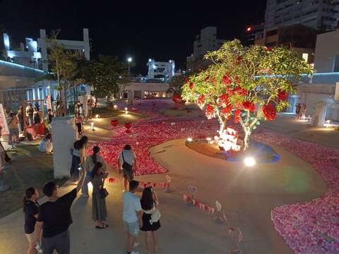 夜晚的河乐广场「520爱情许愿池」吸引民众前来打卡拍照