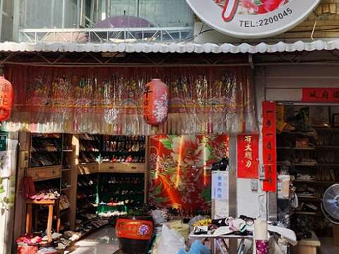 「年绣花鞋」虽然开在巷子里，但常有内行人前来挖宝。（郑佩雯拍摄）