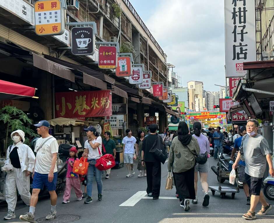 市区传统热门景点国华街,民众采买特色美食