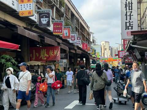 市区传统热门景点国华街，民众采买特色美食