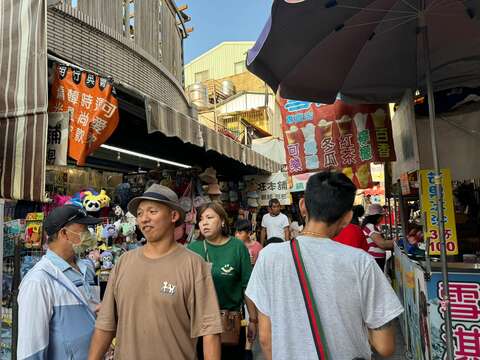 民众端午节到安平老街逛街采购