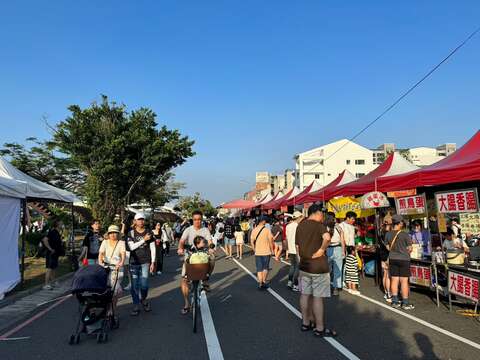 运河畔举办龙舟赛带动参观人潮