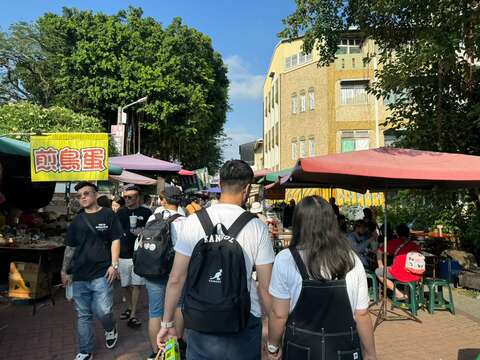 游客到安平老街游览吃美食