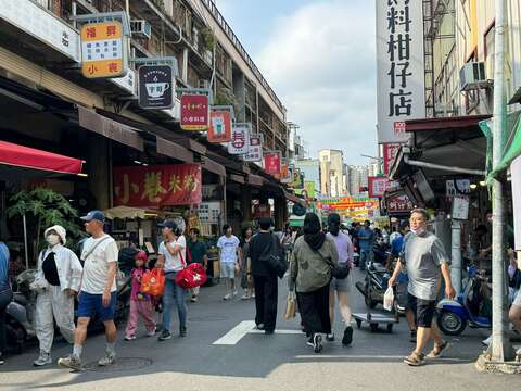 国华商圈逛街人潮