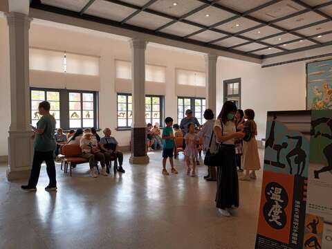 游客到台南美术馆观赏展览