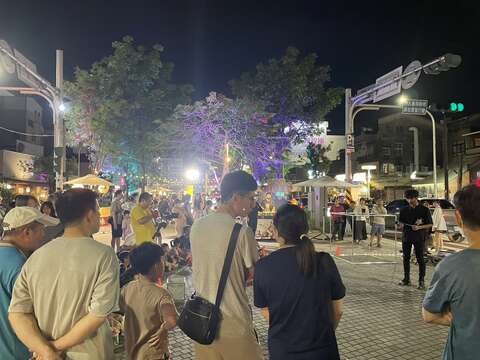 海安商圈夜晚街头艺人表演