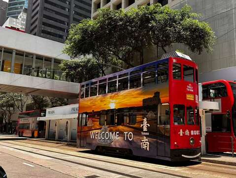 台南市政府与香港经典地标「叮叮车」合作推出春秋主题全车体广告