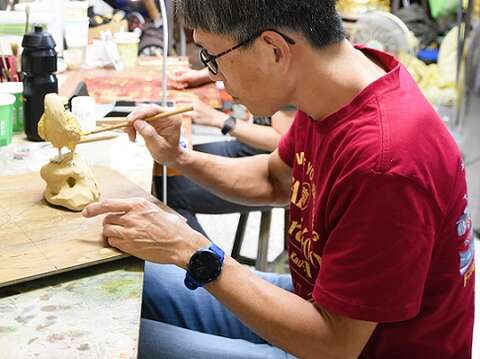 杜牧河长子杜昇鸿克绍箕裘，目前工作室多由他打理。（张耘书拍摄）