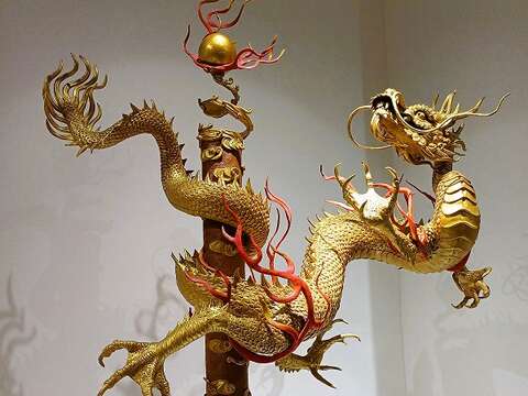 作品「龙跃‧荣耀」展现金龙腾跃的灵动姿态。（张耘书拍摄）
