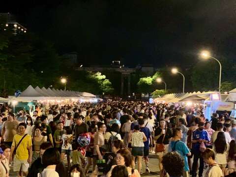 2025台南热气球派对首日-活动市集夜间人潮