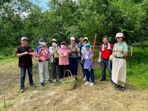 总舖师与笋农带领旅客亲自拿起锄头翻土，体验亲自动手挖竹笋
