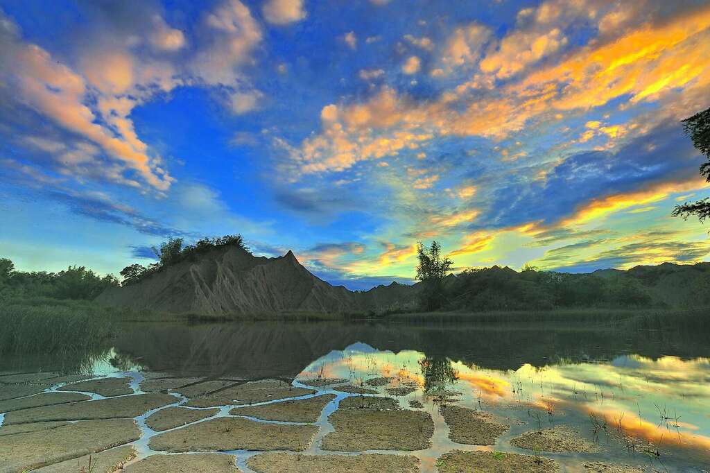草山月世界恶地地貌