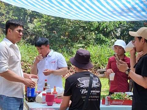 外籍朋友们来到虎头埤享受美味烤肉，度过愉快假期