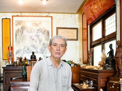 浑身散发艺术气息的黄德胜，工作就是修行，一心只想将作品做好。（张耘书拍摄）