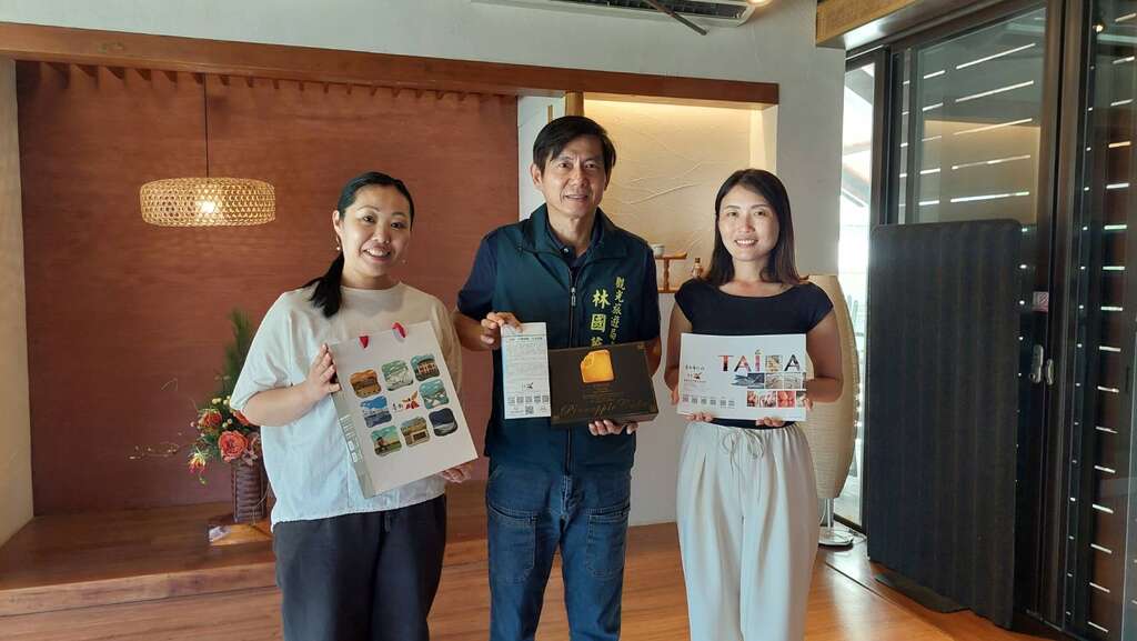 林国华局长致赠三井海洋邮轮贵宾台南伴手礼
