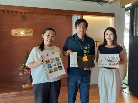 林国华局长致赠三井海洋邮轮贵宾台南伴手礼