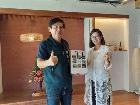 林国华局长致赠金界旅行社张总台南伴手礼