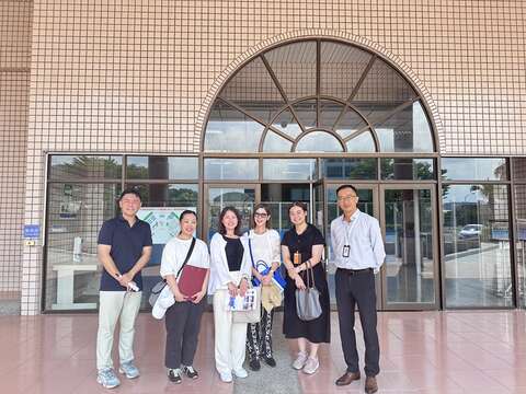 安平商港旅客服务中心前合照